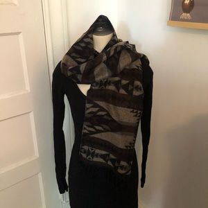 Cute geometric scarf! Perfect for fall